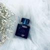 بطری‌های 25 میل عطر مردانه ورساچه اروس فرگرانس با طراحی طلایی و آبی شیک در پس‌زمینه‌ای مینیمال.