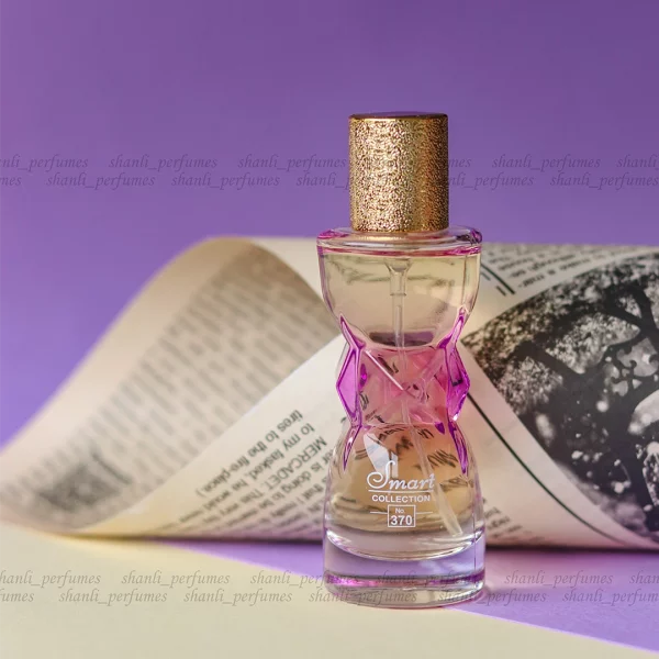 بطری 25 میل عطر زنانه ایوسن لورن منیفستو | Yves Saint Laurent Manifesto اسمارت کد 370 با طراحی شیک و طلایی در پس‌زمینه‌ای مینیمال.