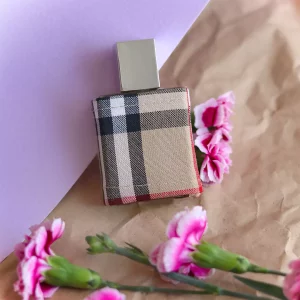 بطری 25 میل عطر باربری لندن زنانه | Burberry London for Women اسمارت کد 321 با طراحی شیک و کلاسیک در پس‌زمینه‌ای مینیمال.