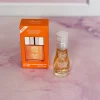 طری 15 میل عطر هپی کلینیک | Clinique Happy شرکت فرگرانس با طراحی نارنجی روشن و شیک در پس‌زمینه‌ای مینیمال.