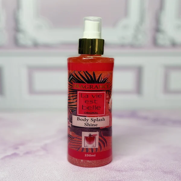 بطری 250 میل بادی اسپلش لانکوم لاویه | Lancome La Vie Est Belle شرکت فرگرانس با طراحی صورتی براق و لوکس در پس‌زمینه‌ای مینیمال.
