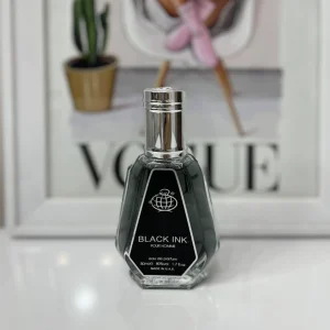 بطری عطر لالیک نویر 50 میل فرگرانس | Lalique Noire Fragrance با طراحی شیک و تیره در پس‌زمینه‌ای مدرن