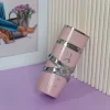 بطری 100 میل عطر زنانه لطافه یارا صورتی | Lattafa Yara با طراحی صورتی شیک و لوکس در پس‌زمینه‌ای مینیمال.