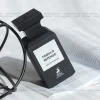 بطری عطر ادکلن تام فورد فاکینگ فابولوس | Tom Ford Fucking Fabulous با طراحی مشکی مات و لوکس در پس‌زمینه‌ای تیره.