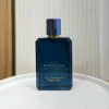 بطری 100 میل عطر ادکلن ورساچه اروس | Versace Eros با طراحی طلایی و آبی در پس‌زمینه‌ای مدرن.