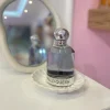 بطری 100 میل عطر زنانه هالووین | Halloween فرگرانس ورد با طراحی شیک و مینیمال در پس‌زمینه‌ای مینیمال.