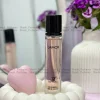 بطری 15 میل عطر زنانه لالیک لامور | Lalique L’Amour روونا با طراحی جمع‌وجور و شیک در پس‌زمینه‌ای مینیمال.