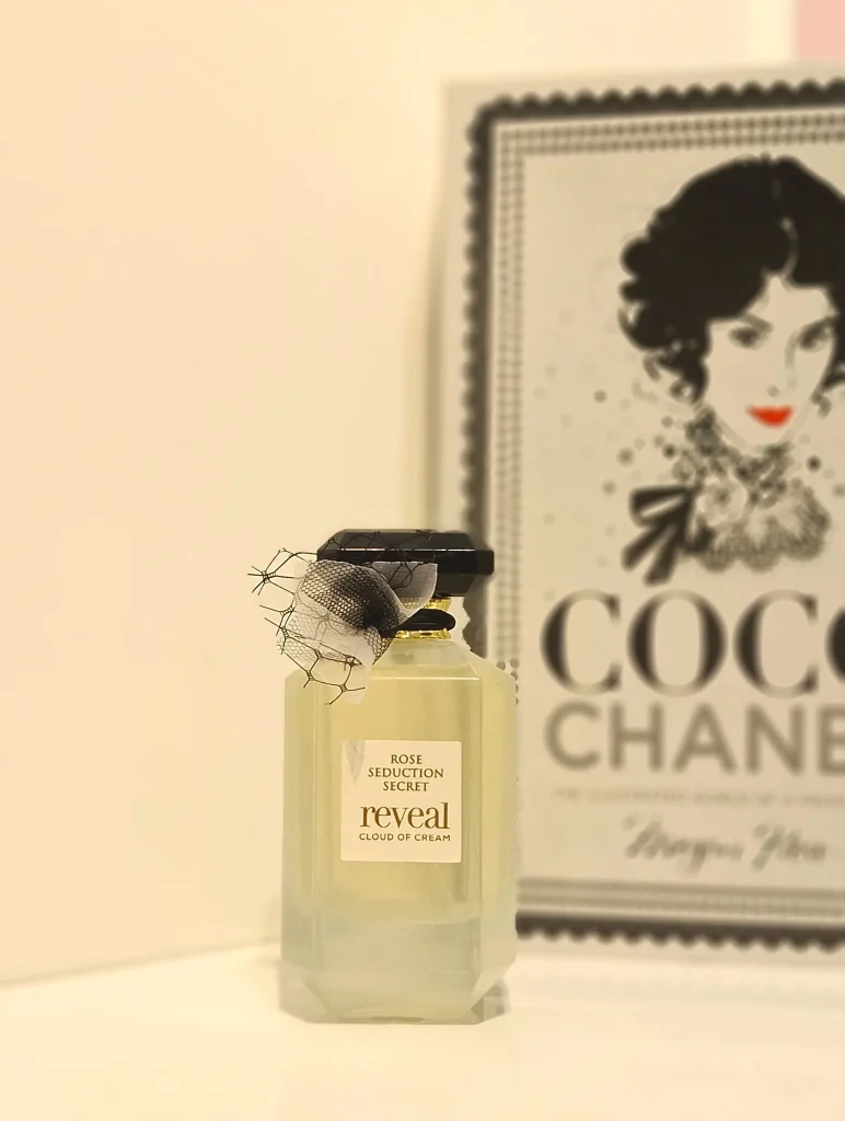 8 عطر خنک و گلی برای بهار 12 عطر زنانه رز سداکشن سکرت رویال کلود آف کرم از برند فراگرنس ورد با رایحه گرم، شیرین و خامهای، مشابه ویکتوریا سکرت تیس کرم کلاود