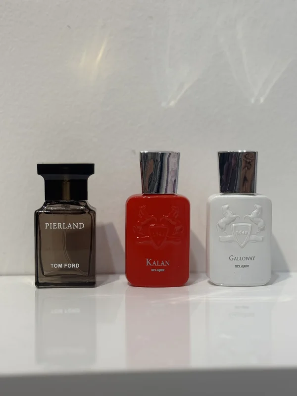 پک عطرهای عود مرکباتی گلی شامل سه عطر Pierland، Kalan و Galloway با رایحه‌های عود، پرتقال و گل مگنولیا، مناسب برای هدیه و استفاده روزمره.