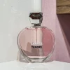 بطری ۱۰۰ میل عطر شنل چنس اوتندر-صورتی فرگرانس | Chanel Chance Eau Tendre با طراحی شیک و صورتی ملایم در پس‌زمینه‌ای مدرن