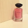 بطری ۱۰۰ میلی‌لیتری عطر جورجیو آرمانی مای وی از شرکت فرگرانس با طراحی مجلل و رایحه‌ای فریبنده.