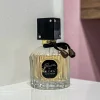 بطری ۱۰۰ میل عطر گوچی فلورا | Gucci Flora برند فرگرانس با طراحی شیک و صورتی کم‌رنگ در پس‌زمینه‌ای مینیمال.