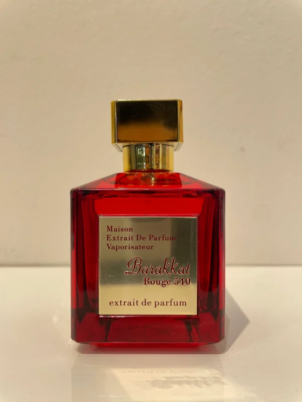 بطری 100 میل عطر باکارات رژ قرمز | Baccarat Rouge Red Fragrance شرکت فرگرانس با طراحی قرمز براق و لوکس در پس‌زمینه‌ای مینیمال