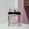 طری ۱۰۰ میل عطر میس دیور | Miss Dior شرکت فرگرانس با طراحی شیک و صورتی ملایم در پس‌زمینه‌ای مینیمال.