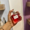 بطری ۲۵ میل عطر میس دیور | Miss Dior اسمارت با کد ۱۹۶، کوچک و صورتی براق در پس‌زمینه‌ای روشن.