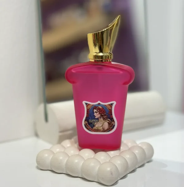 بطری ۲۵ میلی‌لیتری عطر زرجف کازاموراتی گرن بالو از سوپر اسمارت با طراحی صورتی کلاسیک و رایحه‌ای گلی و میوه‌ای.