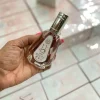 بطری 50 میل عطر زنانه لطافه یارا صورتی شرکت ارض زعفران با طراحی صورتی جذاب در پس‌زمینه‌ای مینیمال.