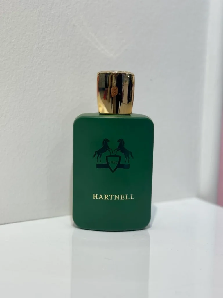 بطری 100 میل عطر یونیسکس مارلی هالتانه | Parfums de Marly Haltane فرگرانس با طراحی شیک و سبز تیره در پس‌زمینه‌ای مینیمال.