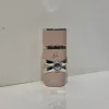 بطری 25 میل عطر زنانه لطافه یارا صورتی شرکت جسیکا با طراحی صورتی لوکس و شیک در پس‌زمینه‌ای مینیمال.