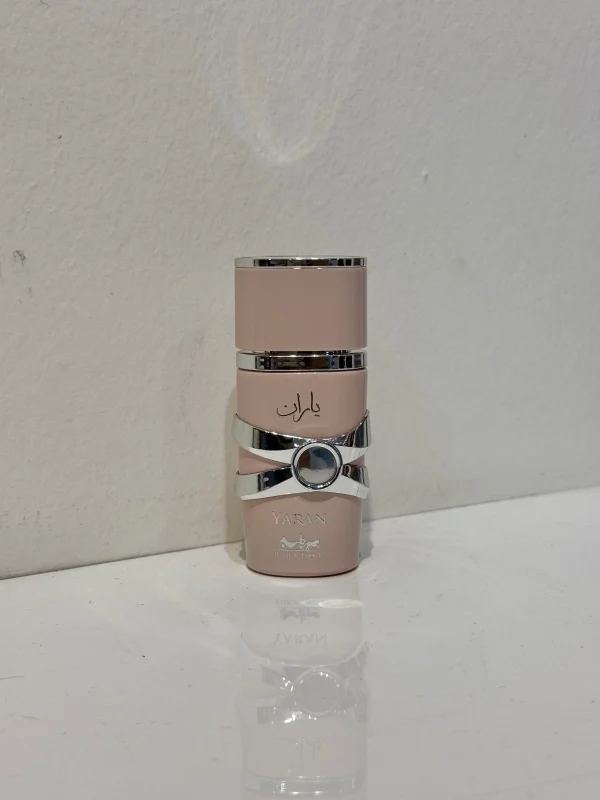 بطری 25 میل عطر زنانه لطافه یارا صورتی شرکت جسیکا با طراحی صورتی لوکس و شیک در پس‌زمینه‌ای مینیمال.