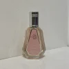 بطری 50 میل عطر زنانه لطافه یارا صورتی شرکت فرگرانس (جاست وردی) با طراحی صورتی جمع‌وجور در پس‌زمینه‌ای مینیمال.