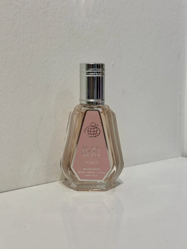 بطری 50 میل عطر زنانه لطافه یارا صورتی شرکت فرگرانس (جاست وردی) با طراحی صورتی جمع‌وجور در پس‌زمینه‌ای مینیمال.