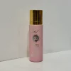 بطری 30 میل عطر زنانه لطافه یارا صورتی شرکت روونا با طراحی صورتی ظریف و کاربردی در پس‌زمینه‌ای مینیمال.