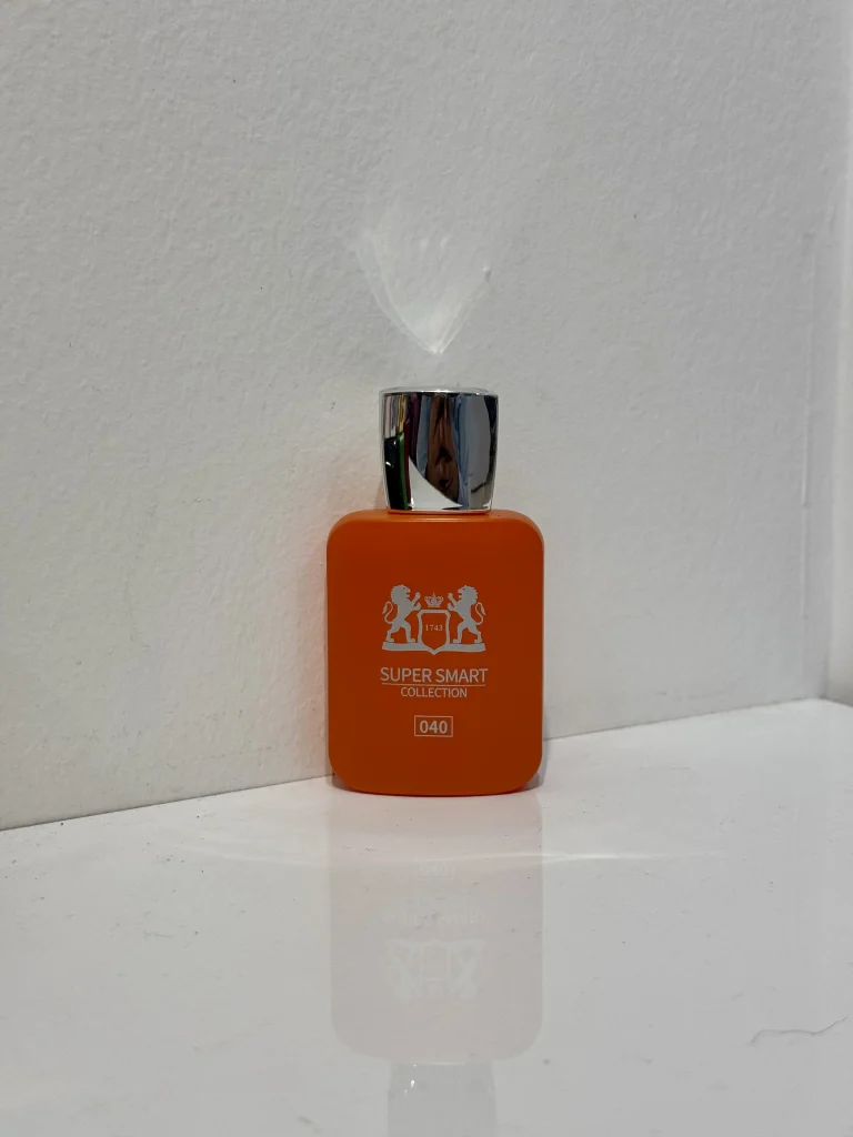 بطری 25 میل عطر مردانه مارلی التیر | Parfums de Marly Althaïr سوپر اسمارت با طراحی شیک و قهوه‌ای تیره در پس‌زمینه‌ای مینیمال.