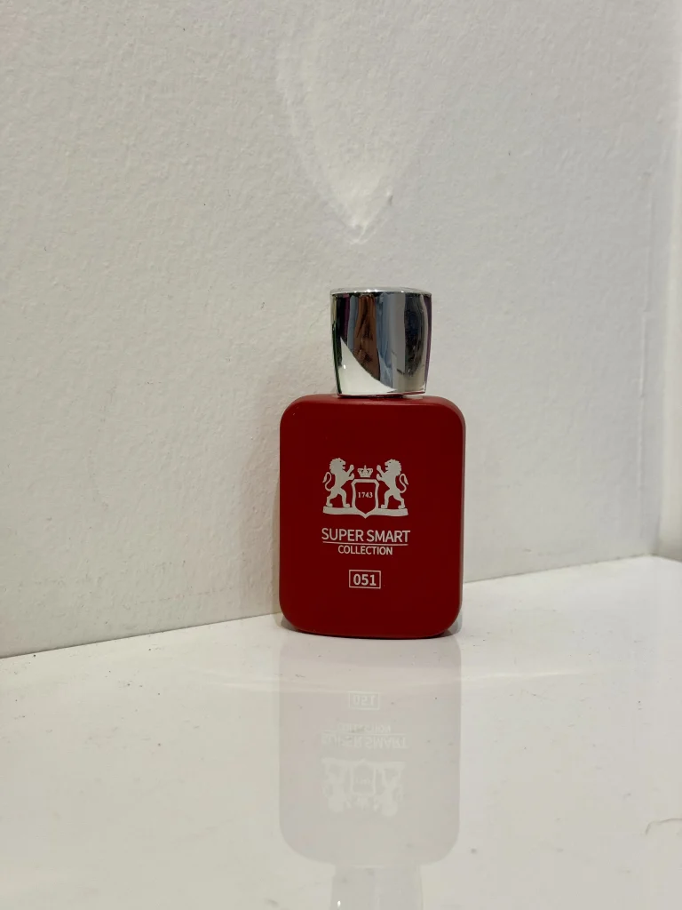 بطری 25 میل عطر یونیسکس مارلی کالان | Parfums de Marly Kalan سوپر اسمارت با طراحی شیک و قرمز تیره در پس‌زمینه‌ای مینیمال.