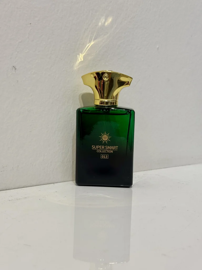 بطری 25 میل عطر مردانه آمواج اپیک | Amouage Epic Man سوپر اسمارت با طراحی شیک و سبز تیره در پس‌زمینه‌ای مینیمال.