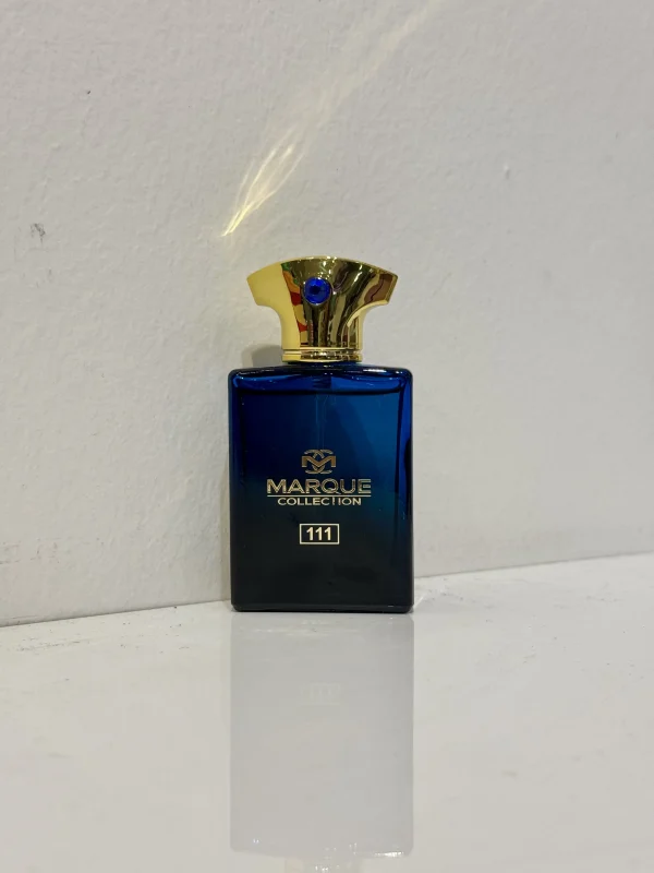بطری 25 میل عطر مردانه آمواج اینترلود | Amouage Interlude Man مارکویی کالکشن با طراحی شیک و آبی تیره در پس‌زمینه‌ای مینیمال.