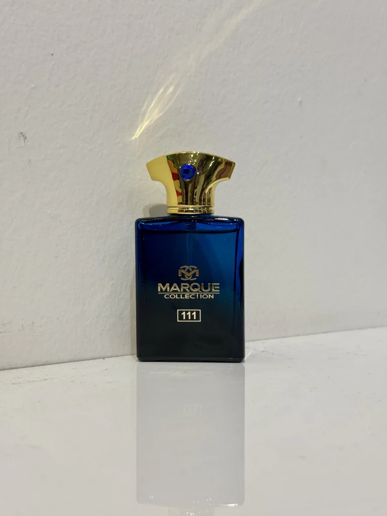 بطری 25 میل عطر مردانه آمواج اینترلود | Amouage Interlude Man مارکویی کالکشن با طراحی شیک و آبی تیره در پس‌زمینه‌ای مینیمال.