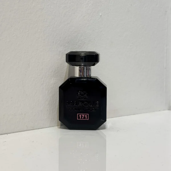 بطری 25 میل عطر زنانه ویکتوریا سکرت بامبشل نیویورک مارکویی با طراحی ظریف و اقتصادی در پس‌زمینه‌ای مینیمال.