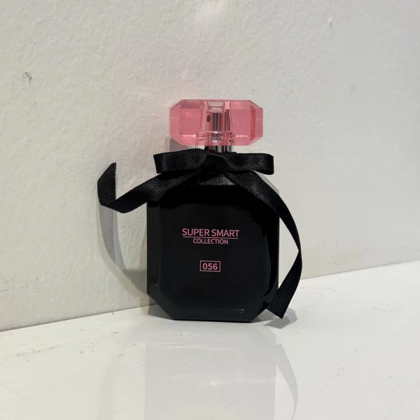 بطری 25 میل عطر زنانه ویکتوریا سکرت بامبشل نیویورک سوپر اسمارت با طراحی مینیمال و قابل‌حمل در پس‌زمینه‌ای مینیمال.