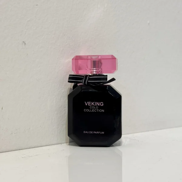 بطری 25 میل عطر زنانه ویکتوریا سکرت بامبشل نیویورک وایکینگ با طراحی جمع‌وجور و شیک در پس‌زمینه‌ای مینیمال.