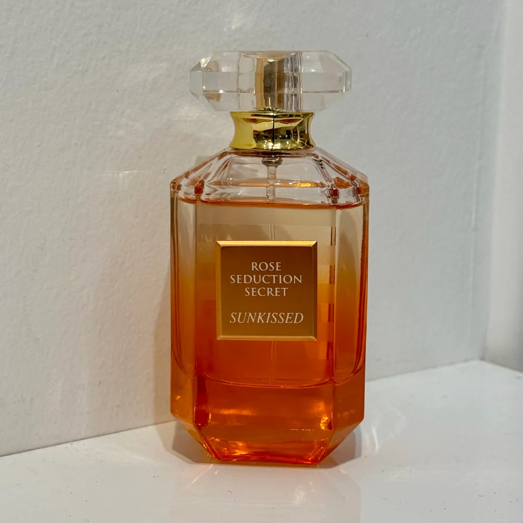 بطری 100 میل عطر زنانه ویکتوریا سکرت بامبشل ساندرنچد فراگرنس ورد با طراحی شیک و صورتی در پس‌زمینه‌ای مینیمال.