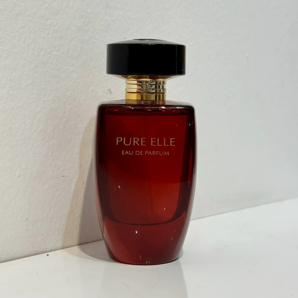 بطری 100 میل عطر زنانه ویکتوریا سکرت وری سکسی فراگرنس ورد با طراحی شیک و زنانه در پس‌زمینه‌ای مینیمال.