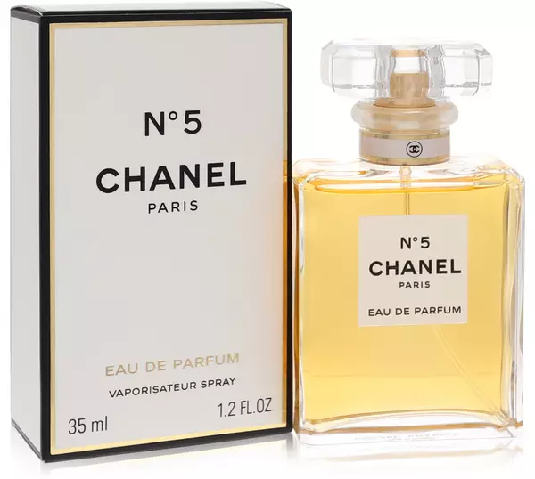 راهنمای انتخاب عطرهای با کیفیت بالا: ۹ عطر زنانه و مردانه باکیفیت 1 عطر شنل شماره 5 در کنار جعبه
