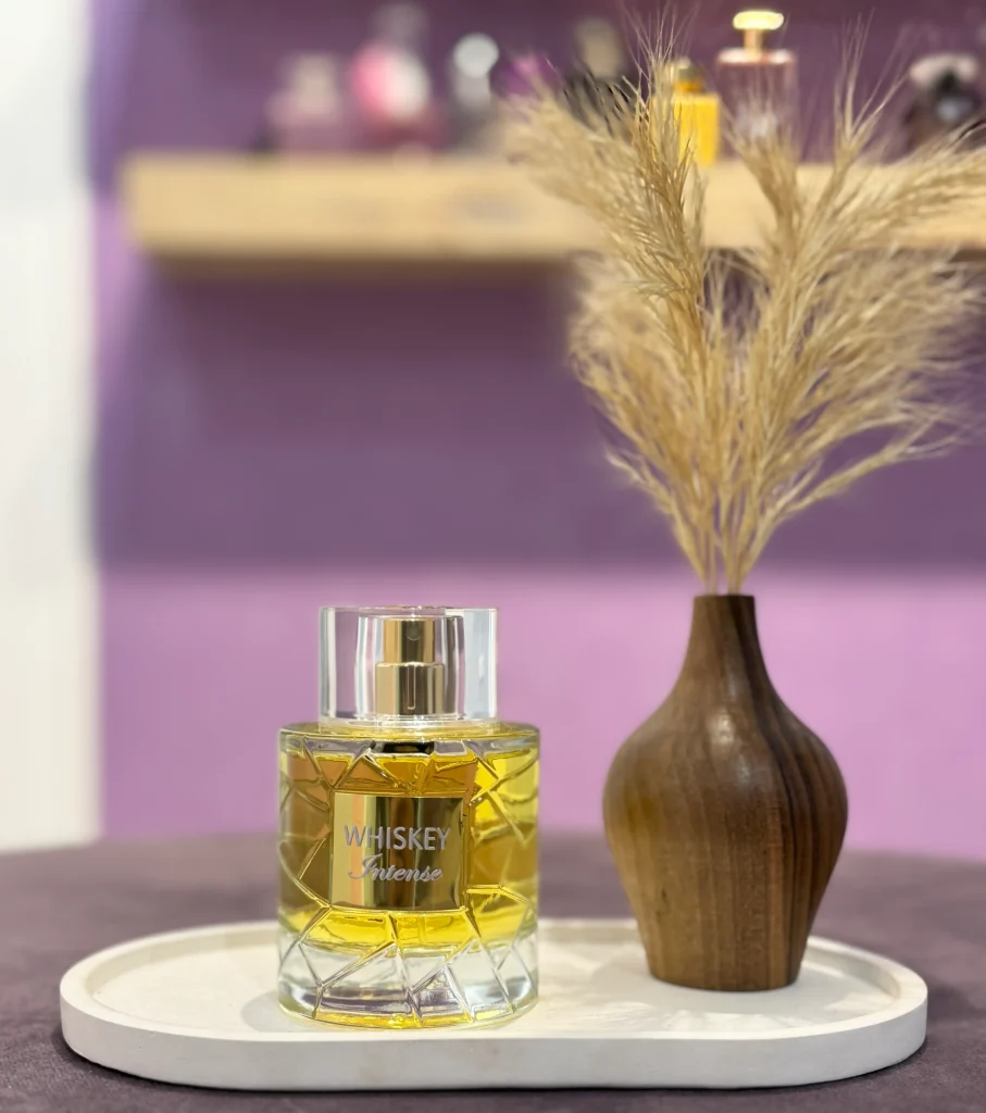 عطر عطر ادوپرفیوم ویسکی اینتنس فراگرنس ورد (Fragrance World Whiskey Intense) در پس زمینه مینیمال