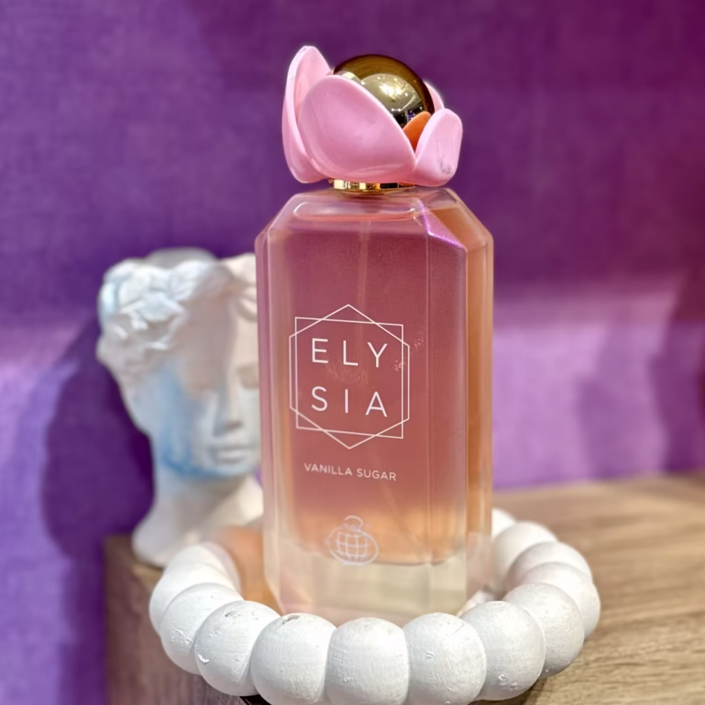 بطری عطر 100 میل عطر کایالی وانیلا کندی (Kayali Vanilla Candy) شرکت فراگرنس با زنگ جعبه صورتی در پس زمینه مینیمال