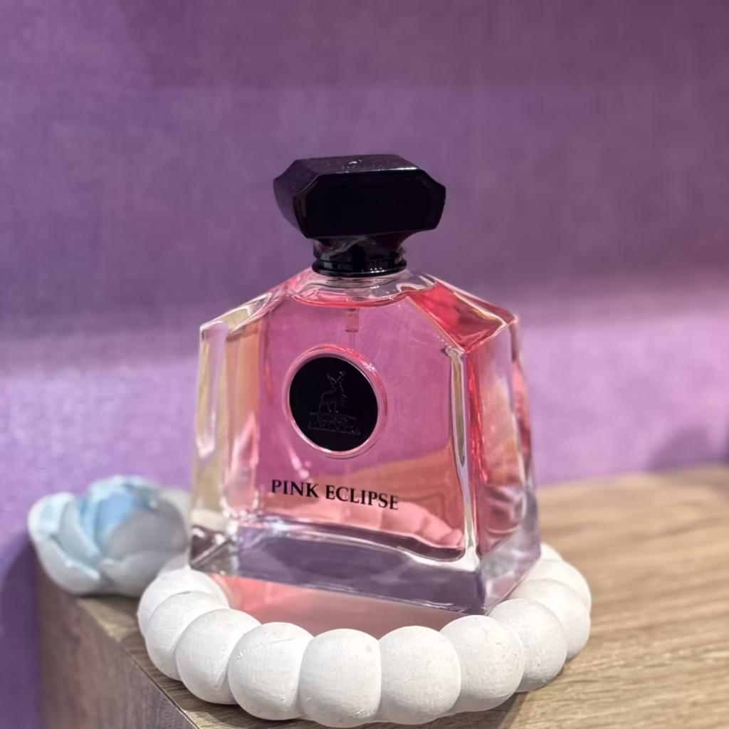 عطر پرادا پارادوکس | Prada Paradoxe در بطری صورتی در پس زمینه مینیمال و لوکس مناسب پاییز و زمستان، 100 میل شرکتی الحمبرا