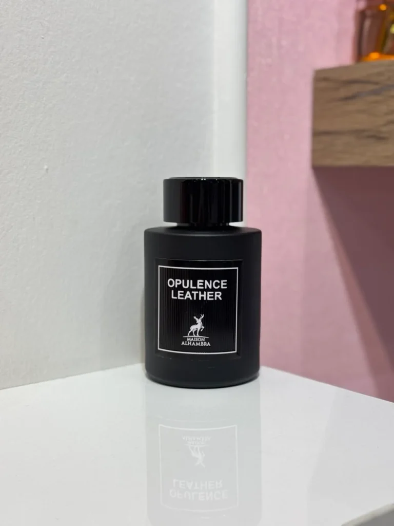 عطر یونیسکس تام فورد اومبره لدر با رایحه کمی گرم و چرمی، انتخابی شیک برای فصول سرد و رسمی است. نسخه‌های 100 میل الحمبرا